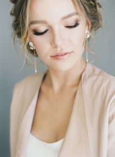 Bridal Makeup Natural, Wedding Makeup Looks, Braut Make-up, Natural Wedding Makeup, Natural Hair Updo, Wedding Hair And Makeup, Crystal Drop Earrings, Nature Wedding, Wedding Looks