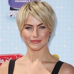 Celebrity pixie haircuts and crops: Florence Pugh's pixie chop Celebrities With Short Hair, Julianne Hough Short Hair, Celebrity Hair Inspiration, Short Hair Inspiration, Dark Roots Blonde Hair, Pixie Hair, Strip Steak