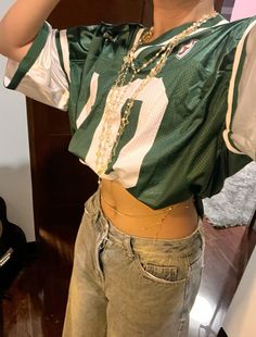 Jersey Outfit Aesthetic 90s, Green Concert Outfit Ideas, Maximalist Jewelry, Poo Poo, Football Jersey Outfit, Sports Attire, Game Outfit, Football Game Outfit, Baggy Clothes