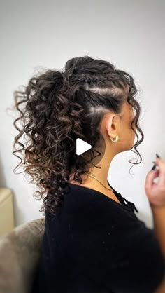 Maid Of Honor Hairstyles Curly Hair, Curly Wedding Hairstyles Half Up, Short Curly Hair Wedding Guest Styles, Curly Hair Half Up Half Down Wedding, Curly Hair Twists, Curly Hairstyle For Wedding, Elegant Curly Hairstyles Natural Curls, Cute Curly Hair Styles, Elegant Hairstyles For Curly Hair