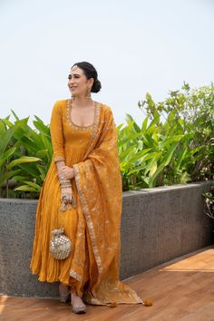 Haldi Saree, Stitch Lehenga, Sabyasachi Lehengas, Bridesmaid Lehengas, Free Stitching, Function Dress, Lehenga Bridesmaid, Haldi Function, Moti Work