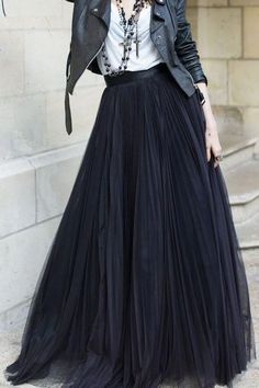 Engagement Photo Outfits Fall, Pleated Skirt Outfit, Maxi Skirt Style, Black Pleated Skirt, Pleated Skirts, Cooler Look, Engagement Photo Outfits, Looks Black, Wild Card