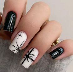 Black And White Christmas Nails, Christmas Nails Black, Simple Christmas Nails, Nail Colors For Pale Skin, Simple Fall Nails, Stylish Nails Designs, Christmas Nails Easy, Christmas Gel Nails, Nail Art Designs Videos