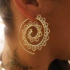 Du bist wunderschön und du weißt es. Kombiniere dieses Selbstbewusstsein mit großen Statement Ohrringen! Unsere “Spiralförmige Hippie Ohrringe” sind ein vom Boho-Stil inspiriertes Stück aus einer Zinklegierung. Diese Ohrringe haben ein detailliertes, spiralförmiges Herz Design, das sicher die Aufmerksamkeit aller auf sich zieht. Merkmale der Statement Ohrringe Spiral im Herz Design. Das perfekte Stück für Dein schönes Lächeln! Frecher Bohème-Stil. Zeige Deinen einzigartigen Sinn für Mode! Große Hollow Earrings, Infinity Earrings, Retro Earring, Wire Weaving, Design Geometric