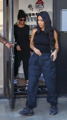 Clean Sleek Outfits, Kim Kardashian Outfits Street Styles, Kim Kardashian Winter Outfits, Kardashian Streetwear, Skims Outfit Ideas, Kim Kardashian Style Casual, Kim Kardashian Street Style, Kim Kardashian Yeezy