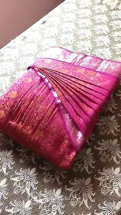 Designer Blouse Patterns For Silk Sarees, Saree Box Design, Saree Pleats Styles, Saree Prepleating And Box Folding, Saree Folding Ideas, Trending Blouse Designs For Silk Saree, Saree Prepleating, Saree Folding, Silk Saree Blouse Pattern