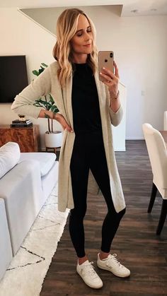 Black Jeans Cardigan Outfit, Black Outfit With Cardigan, Leggings Long Cardigan Outfit, Outfits With Cream Cardigan, Leggings And Long Cardigan Outfit, Cream Long Cardigan Outfit, What To Wear With Black Jeans Casual, Styling Long Cardigans, Long Cardigan Outfit Spring