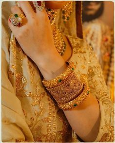 Gold Kangan Design Latest, Bridal Gold Bangles, Gold Kada, Punjabi Culture, Neck Pieces Jewelry, Colorful Tapestry