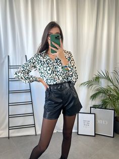 Short similicuir noir Short en similicuir. La ceinture est comprise avec le short. Se porte seul ou avec un collant. Le modèle mesure 1m76 et porte une taille S. Portugal