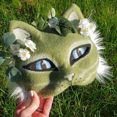 😸❤️Cat lovers! This sage green felted floral cat mask is a therian dream.  Decorated with ivy, leaves and flowers it is truly inspired by nature. Customize your mask by choosing it's eye color! Personalized to purrrfection. 👀 If no color is specified in the personalization box your mask will be sent with blue eyes. IF ADDING A TAIL TO YOUR ORDER: ➡️➡️➡️ALL tails attach 3 DIFFERENT WAYS so they are VERY easy to wear and VERY sturdy. NO FLIMSY PINS! Moms, you're welcome. 😀 💕 Tails will be auto Cat Mask Ideas, Kids Dress Up Costumes, Nature Mask, Therian Gear, Mask Inspiration, Easy Dragon Drawings