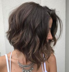 Angled Bob Haircuts, Dunner Wordend Haar, Wavy Bob Haircuts, Thick Wavy Hair, Wavy Bob Hairstyles, Wavy Haircuts, Lob Hairstyle, Haircuts For Wavy Hair, Short Hairstyles For Thick Hair