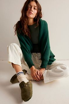 Green Birkenstock Clogs Outfit, Birkenstock Boston With Socks, Green Birkenstocks Outfit, Green Clogs Outfit, Boston Clogs Outfit Fall, Hipster Mom Style, Birk Clogs Outfit, Birkenstock Clogs Outfit Summer, Boston Shearling Birkenstock