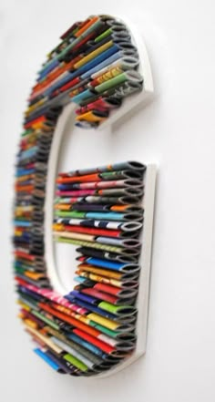 the letter e is made up of many different colored pencils