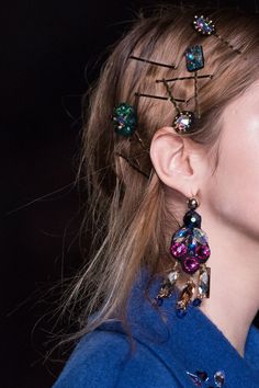 San Andrès Milano at Milan Fashion Week Fall 2016 - Details Runway Photos Bright Earrings, Hair Cuffs, Hair Upstyles, Fashion Week 2016, Beauty Looks, Breathtaking Beauty, San Andreas, Head Accessories, Fall 2016