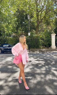 Short con camisa abierta ¡El mix infalibe del verano! | Es la Moda Pink Party Outfits, Pink Monochromatic Outfit, Elegantes Party Outfit, All Pink Outfit, 35 Birthday, Brunch Outfits, Europe 2024, Mode Rose, Look Legging