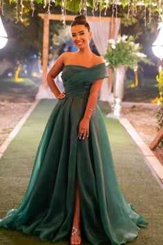 Strapless One Shoulder Mermaid Front Split Evening Dress With Bowknot in Dark Green Prom Dresses Long A Line, Red Green Dress, Green Wedding Dresses, One Shoulder Prom Dress, Strapless Prom Dress, Verde Smeraldo, Green Tulle, Emerald Green Dresses, Green Mermaid