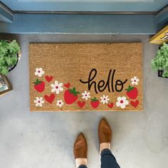 Doormat - Strawberry Doormat With Flowers Door Mat Cute, Cricut Floor Mats, Spring Doormat Diy, Summer Door Mat Diy, Spring Door Mat Ideas, Door Matts Ideas Diy, Doormat Ideas Easy Diy, Painted Welcome Mat, Fun Door Mats