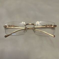 Cartier Glasses Woman, Clear Glasses Aesthetic, Cartier Glasses Men, Clear Glasses Frames Women, Pretty Glasses, Bayonetta Glasses, Frameless Glasses, Cartier Glasses, Glasses Inspiration