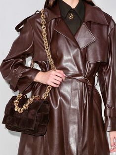 Bottega Veneta Outfit, Cassette Bag Bottega, Suede Jacket Outfit, Mode Mantel, Future Outfit, Outfit Trends, Crop Top Outfits, The Chain