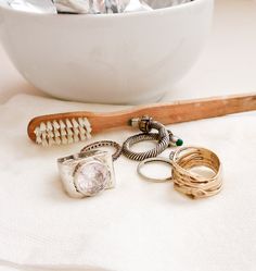 Just tried this, and it works better than any jewelry store that's ever cleaned my ring! Cleaners Homemade, Shine Bright Like A Diamond, Natural Cleaning Products, Diy Schmuck, Diy Cleaning Products, Bijoux Diy