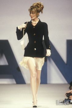 1990 Style, Chanel Runway, Mode Chanel, Fly Outfit, Runway Outfits, 90s Runway, Fashion Reference