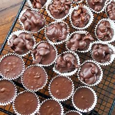 there are many chocolates on the cooling rack