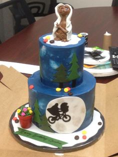 there is a cake that looks like it has a bear on top and a bike on the bottom