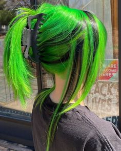 Bright Green Hair, Iron Hairstyles, Black And Green Hair, Neon Green Hair, Green Hair Dye, Hijau Neon, Split Dyed Hair, Vivid Hair Color, Cute Hair Colors