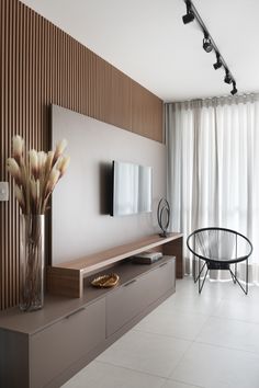 Sala de apartamento Modern Tv Room, Living Room Tv Unit Designs, Living Room Partition, Living Room Partition Design, Room Partition Designs, Living Room Design Decor, Home Design Living Room, Living Room Tv Wall, Eco Chic