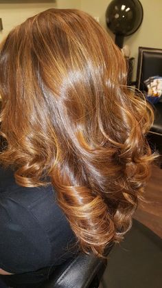 Copper Golden Honey Blonde Hair, Carmel Brown Hair, Blond Beige, Heat Curls, Curls For Long Hair, Hairstyle Inspo, Hair Flip, Bouncy Curls