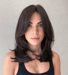 Medium Thick Hair with Face-Framing Layers Simple Haircut For Short Hair, Layered Hair For Thick Wavy Hair, Hair Style 2024 Girl Medium, Cute Mid Length Haircut With Bangs, Front Layers Short Hair Face Framing, Short Layered Thick Hair, Short Hair Face Frame, Framing Face Haircut, Short Length Layered Hair