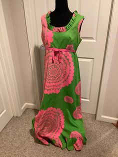 This nice vintage 60s 70s Waltah Clarke Kelly green neon pink psychedelic maxi Hawaiian Mumu Tiki Maxi high waist bow Luau dress comes to you in a size M-L. Measurements are 19 to 20 inches underarm to underarm-waist is 14 to 15 inches waist-55 inches shoulder to bottom of dress- ruffle trim hem and bodice- Mod dress- Vibrant Green Floral Print Maxi Dress, Vibrant Green Maxi Dress For Spring, Green Floral Print Hippie Maxi Dress, Green Spring Maxi Dress With Vibrant Print, Spring Green Maxi Dress With Vibrant Print, Green Maxi Dress With Vibrant Print, Retro Green Floral Print Maxi Dress, Retro Pink Floral Print Maxi Dress, Green Retro Maxi Dress With Floral Print