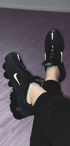 Black Nike Vapormax Women Outfit Ideas, Vapormax Plus Outfit Women, Vapormax Nike Outfit Women, Black Vapormax Shoes