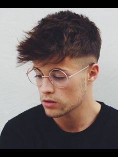 Franja de Homem. Macho Moda - Blog de Moda Masculina: FRANJA MASCULINA: Cortes de Cabelo com Franja para Homens, 30 ideias pra inspirar! Franja, Corte Masculino com Franja, Cabelo Masculino com Franja, Franja para Homens, Franja Masculina. Franja repicada Boy Haircuts Short, Hairstyles With Glasses, Cool Mens Haircuts, Hair 2018