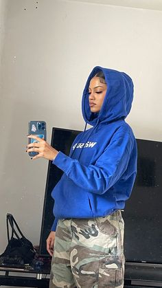 Iphone Poses, Blue Hoodie Outfit, Hoodie Selfie, Photographie Indie, Street Style Outfits Casual, Iphone Aesthetic, Tomboy Outfits