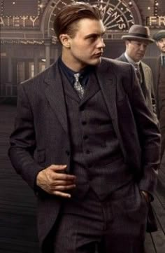 1920s Gangsters, Gangster Outfit, Look Gatsby, 1920s Aesthetic, 1920s Mens Fashion, Men In Suits, 1920s Men, Gangster Style