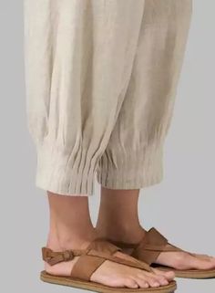 Pleated Salwar, Trouser Pants Pattern, Women Trousers Design, Vivid Linen, Salwar Pants, Womens Pants Design, Sewing Pants, Salwar Designs, Pants Women Fashion