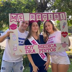 three people holding up a sign that says me receibil soy medica para pintos