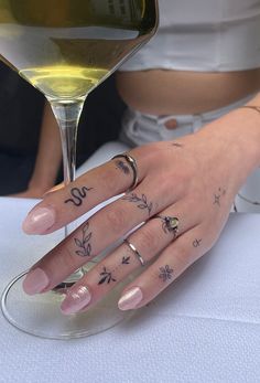 Classy Tattoo, Tiny Finger Tattoos, Cute Finger Tattoos, Tato Minimal, Small Finger Tattoos, Finger Tattoo For Women, Finger Tats, Hand And Finger Tattoos, Cute Hand Tattoos