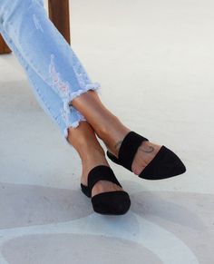 Замшевые мулы мулы кожаные замшевые черные туфли с - Etsy Италия Pointed Toe Slip-on Suede Mules, Slip-on Suede Mules With Pointed Toe, Trendy Suede Pointed Toe Mules, Suede Slip-on Mules With Pointed Toe, Autumn Shoes, Black Mules, Slip On Flats, Suede Mules, Aging Beautifully