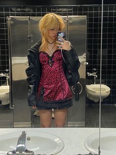 Goth Outfits Blonde Hair, Faggotcore Aesthetic, Y2k Coat Outfit, Ajego Gyaru Fashion, Asian Goth Aesthetic, Fashion Inspo Outfits Y2k, Y2k Gyaru Fashion, Goth Gyaru Fashion, Emo Douyin