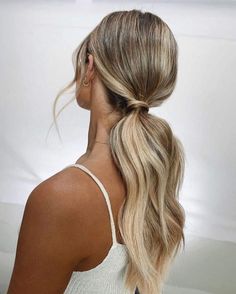 Trendy Ponytail, Messy Ponytail Hairstyles, Prom Hair Up, Bridesmaid Hair Inspo, Bridemaids Hairstyles, Ponytail Hairstyle, Simple Prom Hair, Bridesmaid Hair Makeup, Long Hairstyle