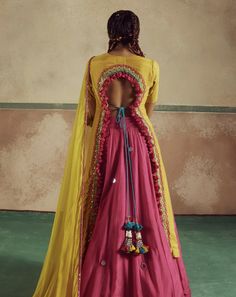 Kurta And Lehenga, Indian Outfits Modern, Yellow Kurta, Stylish Kurtis Design, Trendy Outfits Indian, Indian Outfits Lehenga, Silk Suits, Golden Globes Red Carpet