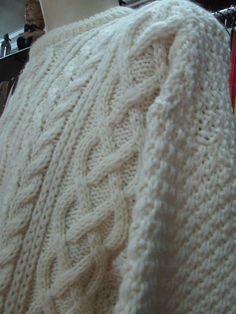 "80s white cable-knit pullover. Unisex. Fabric (pic.5): 70% acrylic - 30% wool. Very soft and brand new. It fits size L Measurements: Sleeve length 25.2\" total length 25.6\" Maglione uomo donna anni 80 color bianco panna. Lavorato a trecce nella parte anteriore. La parte dietro e le maniche sono lavorati a chicchi di riso. La composizione si legge nella foto 5 e cioè: 70% acrilico e 30% lana. Molto morbido e praticamente nuovo. Taglia Large. Misure: Lungh. manica 64cm lungh. totale 65 cm" White Cable Knit Pattern For Winter, Winter White Cable Knit Pattern, White Classic Chunky Knit Sweater, Classic White Chunky Knit Sweater, Cozy White Cable Knit Sweater, Brown Flare Pants, Mens 80s, Stitch Sweater, White Jumper