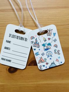 Headed to the happiest place on Earth? Or maybe you're just dreaming of Disneyland for your next vacation. Then our Disneyland inspired luggage tag is perfect for you! Featuring doodles of some of our favorite Disneyland icons, this luggage tag is both fun and functional. Complete with clear acrylic tie to secure to your luggage. These make a great gift for any Disney lover or yourself! Rectangle Size: 2 3/4″ x 4″ Material: Durable Glossy Plastic Care: Warm Soap and Water Includes: Flexible Clea Doodles Disney, Acrylic Luggage Tags Diy, Luggage Tag Cricut, Disneyland Doodles, Harry Potter Luggage Tags, Disney Shopping List, Disney Luggage Tags, Kids Luggage Tags, Disney Luggage