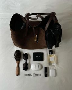 What's inside my bag Minimalist Bag Essentials, Whitney Fransway, Trending Bags, Everyday Bag Essentials, Inside My Bag, Purse Essentials, Fendi Bag, Handbag Essentials, What In My Bag