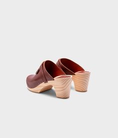 Add a touch of playful elegance with the Venice clog mules by Sandgrens. These open back and fringed clog mules boast a refreshing take on a timeless design, ideal for professional settings that demand an elevated yet fun aesthetic. With handcrafted construction and premium quality materials, the Venice are not only stylish but durable enough to withstand daily wear. Clog measurements:Heel height: 3 1/8'' (8 cm)Toe height: 1 1/4'' (3.2 cm) Fit:NarrowLeather:Vegetable tanned leatherClogs consist Modern Clogs With Rubber Sole And Open Heel, Modern Open Heel Clogs With Rubber Sole, Modern Clogs With Wooden Open Heel, Modern Open Heel Clogs With Wooden Heel, Classic Open Heel Mules With Rubber Sole, Classic Mules With Rubber Sole And Open Heel, Classic Mules With Wooden Block Heel, Modern Mules With Rubber Sole And Open Heel, Modern Mules With Open Heel And Rubber Sole