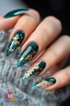 Dark Teal Nails With Gold, Dark Green Nails With Gold Foil, Green Nails Gold Tips, Burlesque Nails Design, Nails Dark Green And Gold, Dark Green Gold Nails, Dark Green Nails With Glitter, Green Gold Nails Ideas, Slytherin Aesthetic Nails