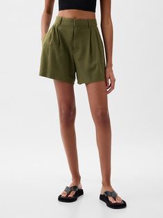 Green Color Trends, Pleated Shorts, Green Shorts, Linen Shorts, Khaki Green, Short Outfits, Cool Shirts, Linen Blend, Olive Green