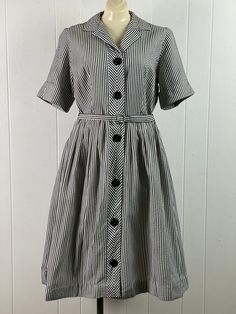 Short Sleeve Cotton Dress With Vertical Stripes, Cotton Short Sleeve Dresses With Vertical Stripes, Cotton Dress With Vertical Stripes And Short Sleeves, Classic Striped Cotton Dress, Classic Striped Dresses For Daywear, Striped Cotton Dress For Garden Party, Retro Striped Lined Dress, Cotton Short Sleeve Dress With Striped Collar, Retro Striped Knee-length Dress